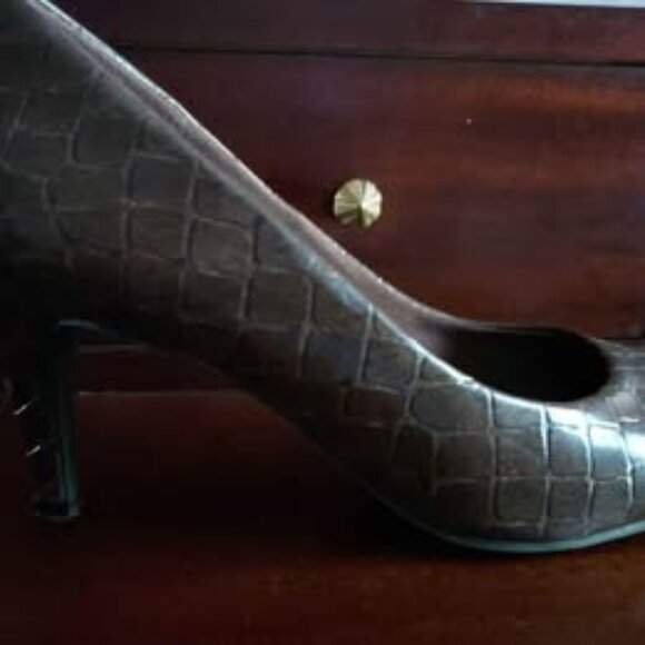 Mock Croc Pumps - size 8 - Picture 2 of 4